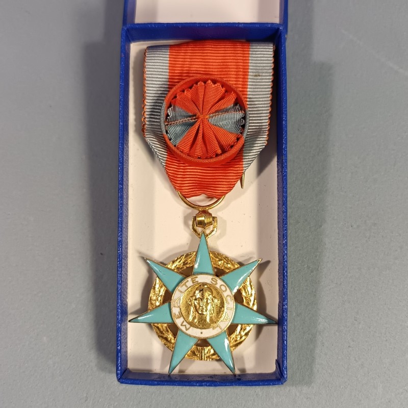 MEDAILLE OU CROIX D'OFFICIER DE L'ORDRE NATIONAL DU MERITE SOCIAL FABRICATION EN ARGENT DANS SA BOITE 1936-1963